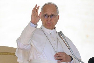 Antes de passar pela cirurgia, o papa Leão 14 cumprimentou uma multidão no Hospital Gemelli, em Roma -  (crédito: Vatican Media)