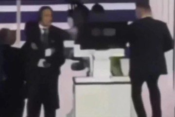 Vini Jr empurra um funcionário após expulsão -  (crédito: Foto; Reprodução)