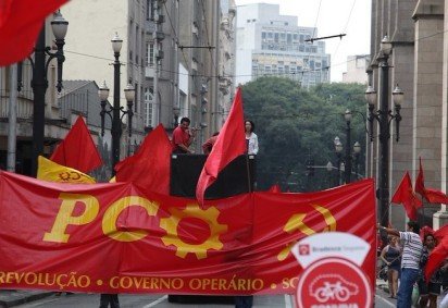 Militantes do PCO em manifesta&ccedil;&atilde;o pol&iacute;tica, em linha com a posi&ccedil;&atilde;o do partido sobre o voto nulo no segundo turno presidencial -  (crédito: Flickr/Ruicpimenta)