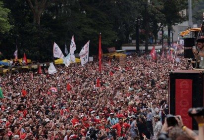 Campanha de Flávio Bolsonaro planeja um novo ato na avenida Paulista em 18 de outubro -  (crédito: ANTONIO LACERDA/EPA/Shutterstock)