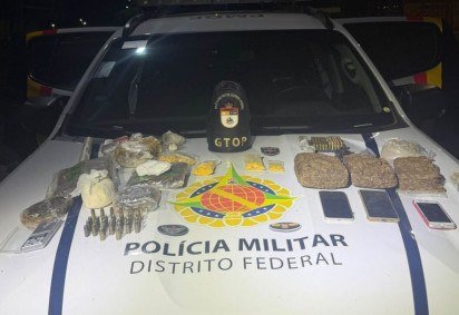 A PMDF apreendeu 200 g de cocaína, cerca de 5 kg de maconha, 128 comprimidos de ecstasy, 500 g de pasta-base e 500 g de haxixe, uma balança de precisão e 125 munições em pose da suspeita -  (crédito: PCDF/Divulgação)