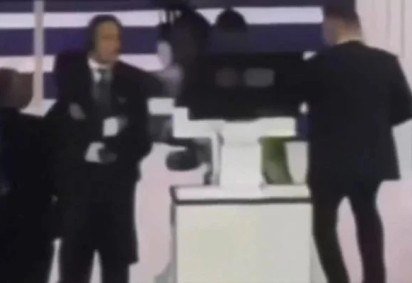 Vini Jr empurra um funcionário após expulsão -  (crédito: Foto; Reprodução)