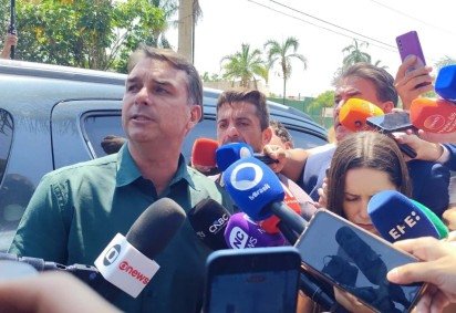 Fl&aacute;vio chega para visita a Jair, que cumpre pris&atilde;o domiciliar por tentativa de golpe de Estado -  (crédito: Ed Alves/CB/DA.Press)
