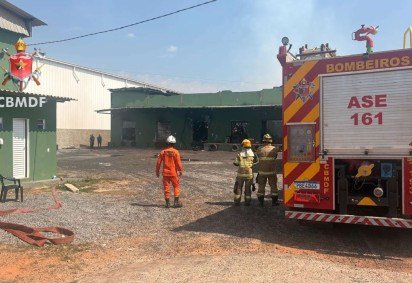 CBMDF monitora situação de galpão atingido por incêndio no domingo (11/10) -  (crédito: Divulgação/CBMDF) -CBMDF monitora situação de galpão atingido por incêndio no domingo (11/10) -  (crédito: Divulgação/CBMDF)