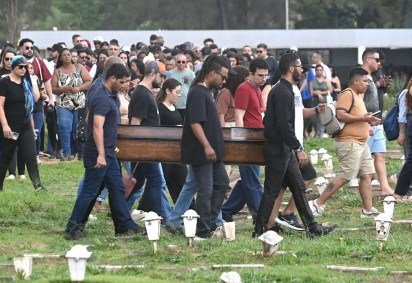 Velório de casal assassinado em Ceilândia reúne familiares, amigos e músicos em Taguatinga -  (crédito: Ed Alves/CB/D.A Press) -Velório de casal assassinado em Ceilândia reúne familiares, amigos e músicos em Taguatinga -  (crédito: Ed Alves/CB/D.A Press)