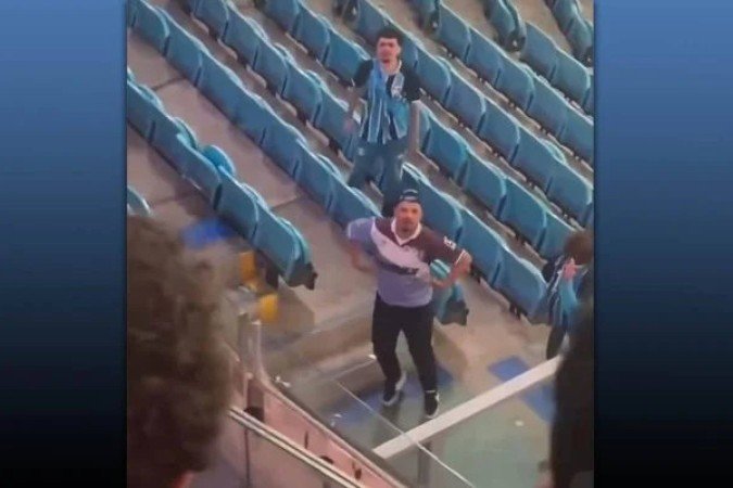 O torcedor foi flagrado pelas câmeras do circuito interno da Arena do Grêmio, em Porto Alegre - (crédito: Foto: Reprodução de vÃdeo) O torcedor foi flagrado pelas câmeras do circuito interno da Arena do Grêmio, em Porto Alegre - (crédito: Foto: Reprodução de vÃdeo)