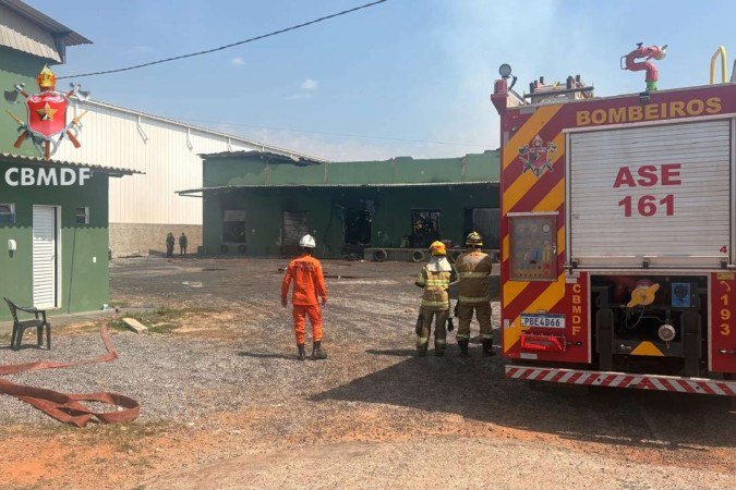 CBMDF monitora situação de galpão atingido por incêndio no domingo (11/10) - (crédito: Divulgação/CBMDF) CBMDF monitora situação de galpão atingido por incêndio no domingo (11/10) - (crédito: Divulgação/CBMDF)