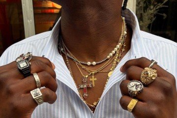 A mistura maximalista de acessórios: uma ótima alternativa no street style -  (crédito: Reprodução/ Pinterest (@allthingsaesthetic))