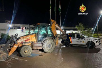 Polícia recupera retroescavadeira furtada em Água Quente - (crédito: PMDF/Divulgação) Polícia recupera retroescavadeira furtada em Água Quente - (crédito: PMDF/Divulgação)