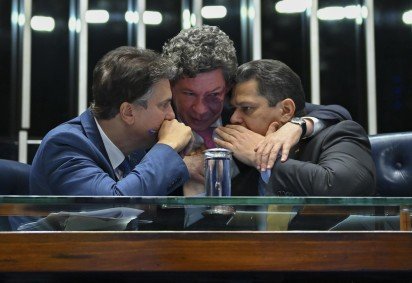 Na foto, da esquerda para a direita, o ex-ministro da Educação Camilo Santana, o deputado federal Reginaldo Lopes, autor da PEC, e o senador Davi Alcolumbre -  (crédito: Ton Molina/Agência Senado) -Na foto, da esquerda para a direita, o ex-ministro da Educação Camilo Santana, o deputado federal Reginaldo Lopes, autor da PEC, e o senador Davi Alcolumbre -  (crédito: Ton Molina/Agência Senado)