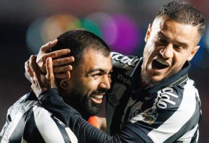 Philippe Coutinho teve participação direta em dois gols de Gabriel Barbosa -  (crédito: Raul Baretta / Santos FC.)