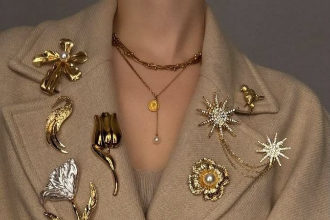 Os diferentes tipos e formatos de broches têm chamado a atenção no mundo fashion