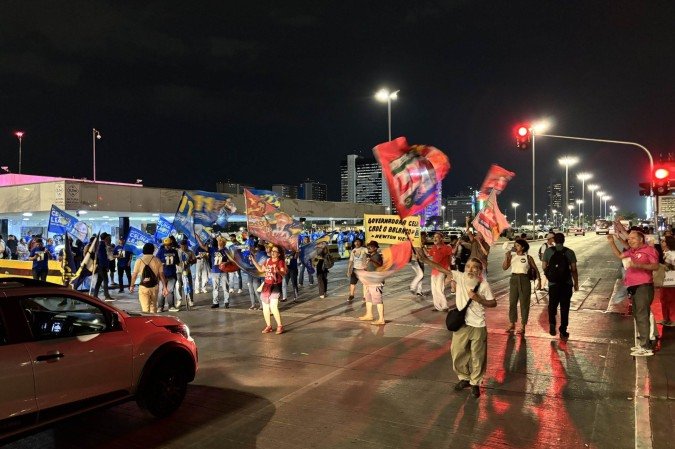 A mobilização em prol da candidatura de Leandro Grass (PT) coincidiu com a presença de apoiadores de Celina Leão (PP) no mesmo espaço público - (crédito: Iago Mac Cord / CB /DA.Press) A mobilização em prol da candidatura de Leandro Grass (PT) coincidiu com a presença de apoiadores de Celina Leão (PP) no mesmo espaço público - (crédito: Iago Mac Cord / CB /DA.Press)