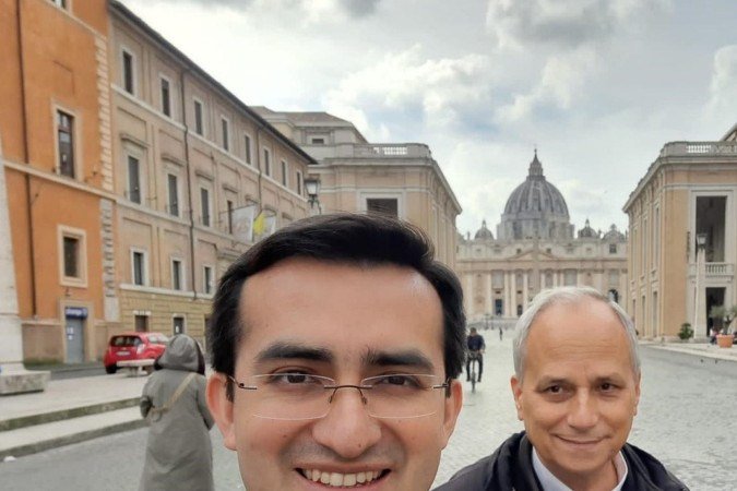 Jasson Libaque, sacerdote da diocese de Chiclayo, com Leão XIV (D), em Roma - (crédito: Arquivo pessoal ) Jasson Libaque, sacerdote da diocese de Chiclayo, com Leão XIV (D), em Roma - (crédito: Arquivo pessoal )