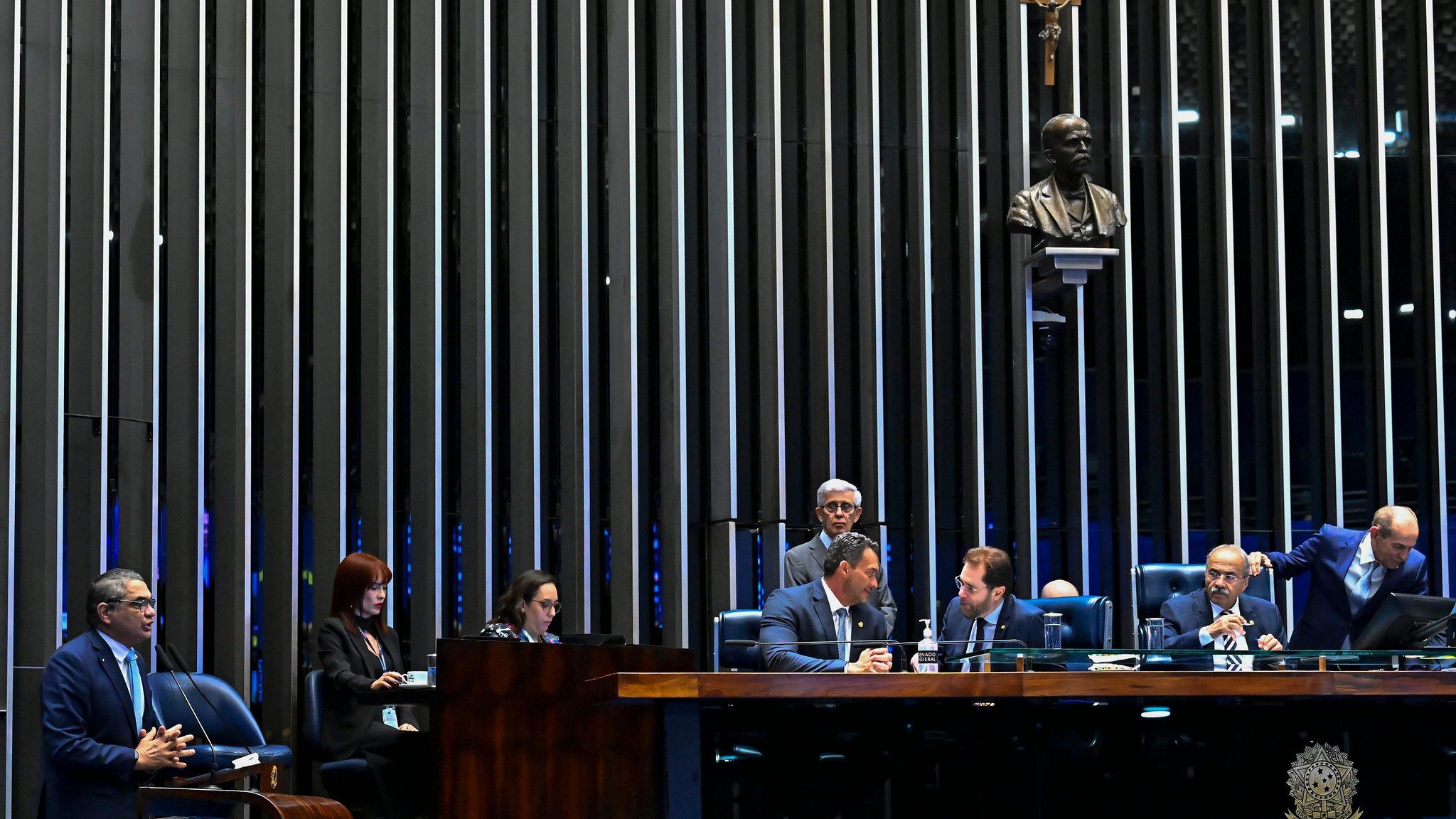 Senadores participam da sess&atilde;o no Plen&aacute;rio para analisar a PEC 221/2019 que trata do fim da escala de trabalho 6x1 -  (crédito: Waldemir Barreto/Ag&ecirc;ncia Senado) -Senadores participam da sess&atilde;o no Plen&aacute;rio para analisar a PEC 221/2019 que trata do fim da escala de trabalho 6x1 -  (crédito: Waldemir Barreto/Ag&ecirc;ncia Senado)