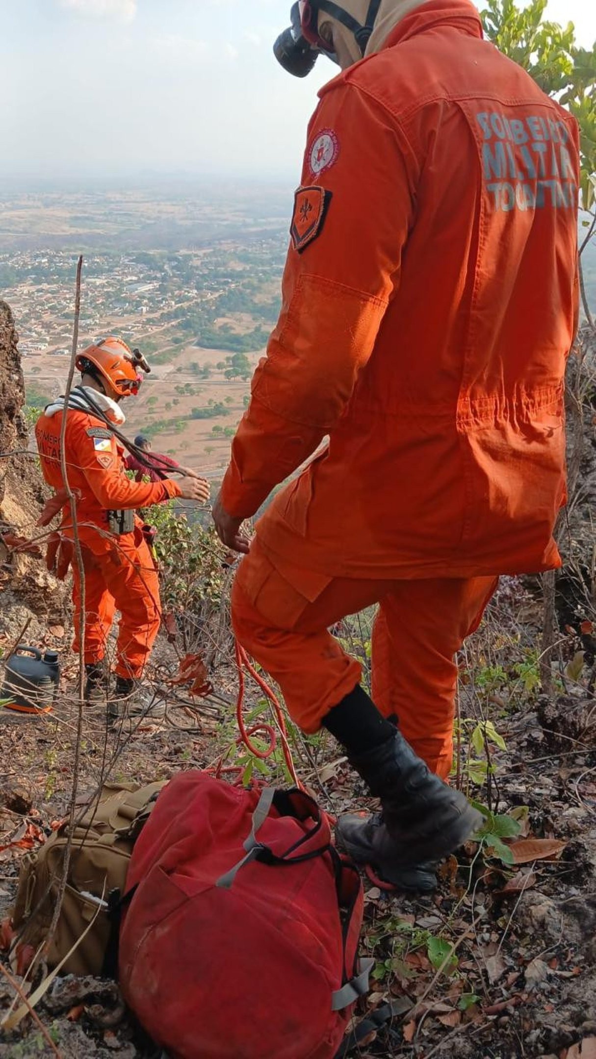 O acesso &agrave; &aacute;rea exigiu a travessia de trechos de mata fechada e relevo acidentado
