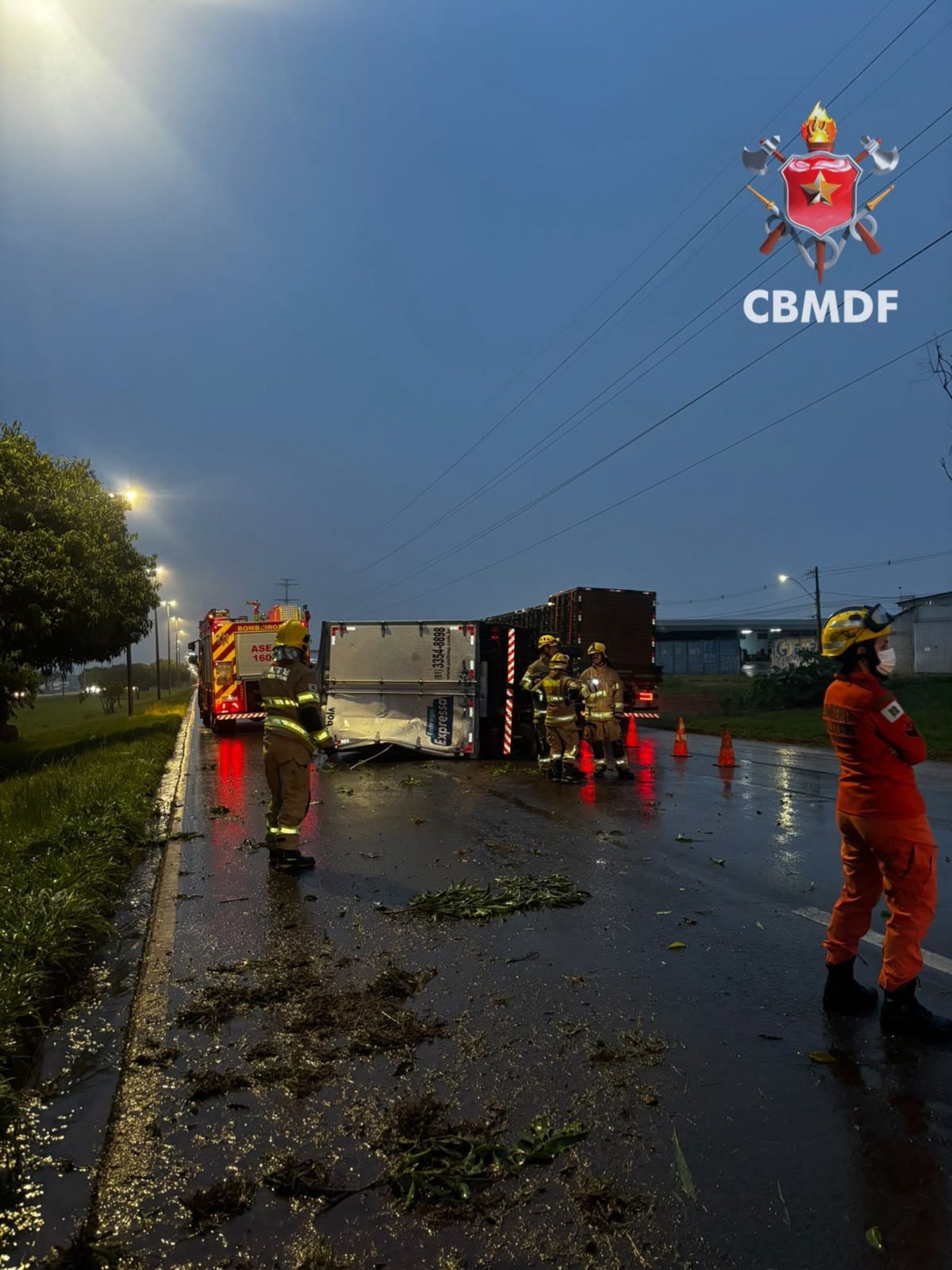 Tombamento de caminh&atilde;o mobilizou bombeiros em Samambaia