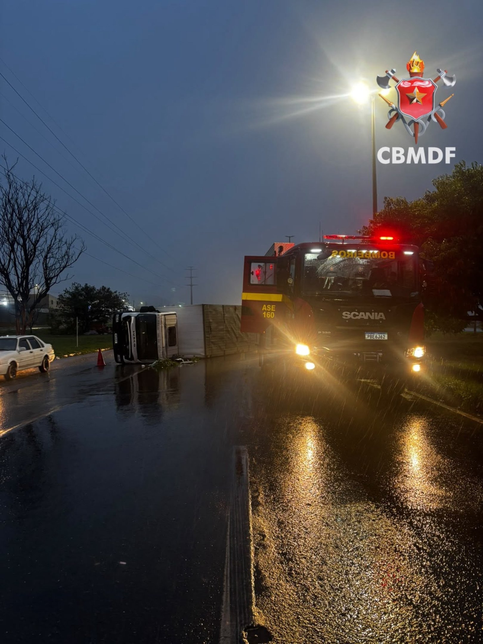 Tombamento de caminh&atilde;o mobilizou bombeiros em Samambaia