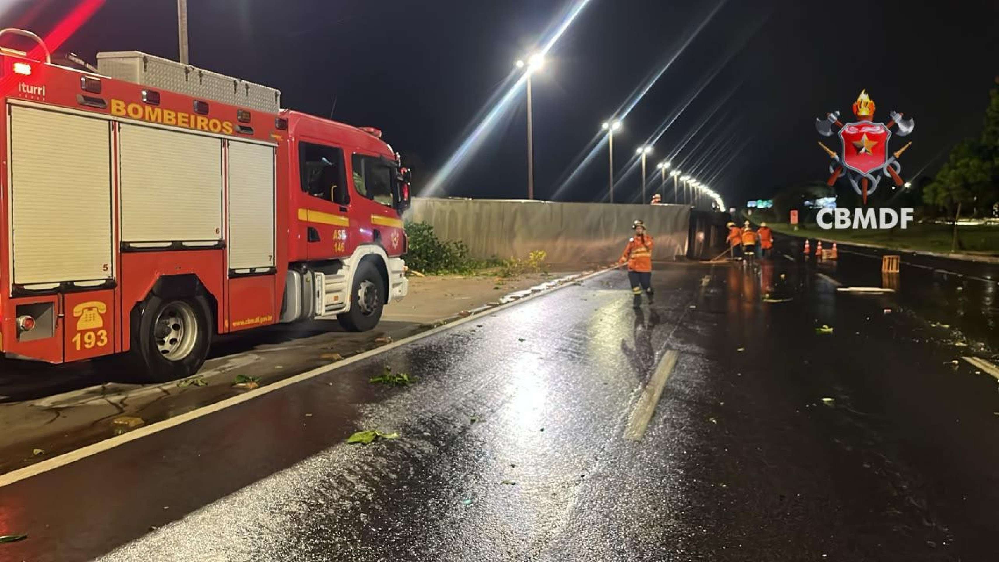 Bombeiros foram acionados para atender a tombamento de carreta na EPIA Sul