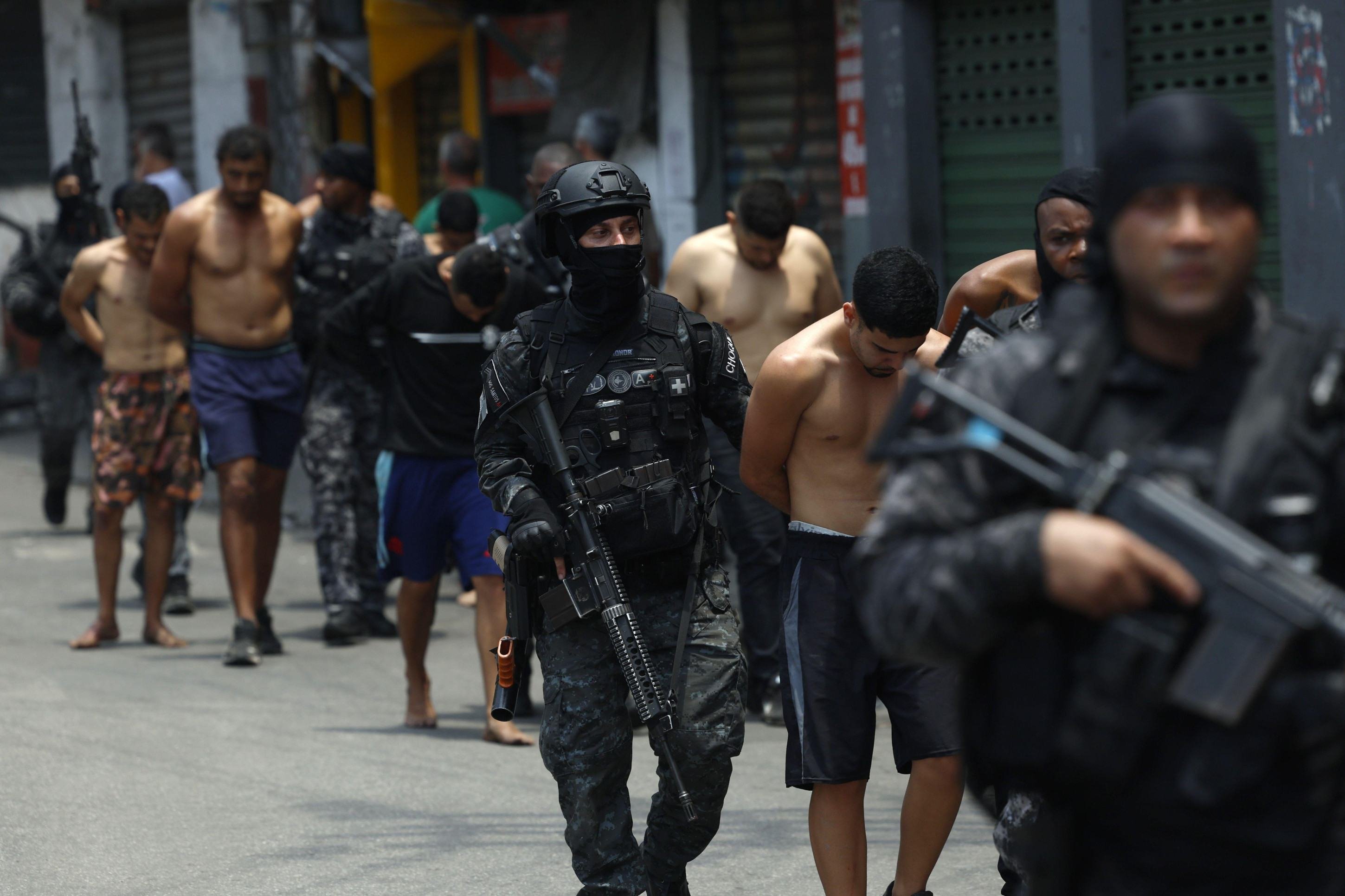 'As gangues, as armas e a batalha pelo Brasil': jornal britânico destaca protagonismo da violência de facções criminosas na eleição