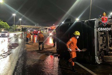 Bombeiros foram acionados para atender a tombamento de carreta na EPIA Sul - (crédito: Divulgação/CBMDF) Bombeiros foram acionados para atender a tombamento de carreta na EPIA Sul - (crédito: Divulgação/CBMDF)