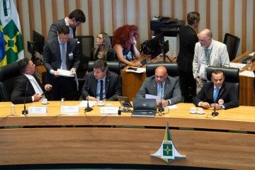 Deputado Wellington Luiz (MDB) durante sessão ordinária de 14 de outubro de 2026, realizada no Plenário da Câmara Legislativa do DF. Ao seu lado, estão os deputados Hermeto (MDB), Eduardo Pedrosa (União Brasil) e Pastor Daniel Castro (PP)
     -  (crédito:  Tiago Hardman / Agência CLDF)