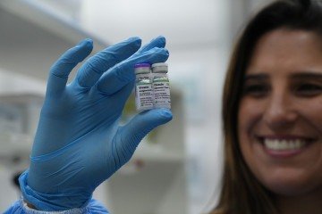 Pesquisadora Ana Clara Gazzinelli, do CTVacinas, com a amostra da Vivaxin -  (crédito: Reprodução / Agência Fapesp / Laura Mota)