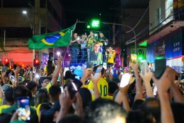 'Quem está com saudades do Bolsonaro aí?', gritou Flávio aos apoiadores -  (crédito: Divulgação/Campanha Flávio Bolsonaro)
