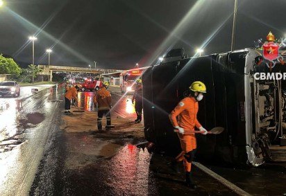 Bombeiros foram acionados para atender a tombamento de carreta na EPIA Sul -  (crédito: Divulgação/CBMDF) -Bombeiros foram acionados para atender a tombamento de carreta na EPIA Sul -  (crédito: Divulgação/CBMDF)