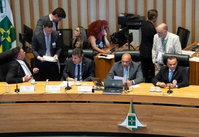 Deputado Wellington Luiz (MDB) durante sess&atilde;o ordin&aacute;ria de 14 de outubro de 2026, realizada no Plen&aacute;rio da C&acirc;mara Legislativa do DF. Ao seu lado, est&atilde;o os deputados Hermeto (MDB), Eduardo Pedrosa (Uni&atilde;o Brasil) e Pastor Daniel Castro (PP)
     -  (crédito:  Tiago Hardman / Ag&ecirc;ncia CLDF) -Deputado Wellington Luiz (MDB) durante sess&atilde;o ordin&aacute;ria de 14 de outubro de 2026, realizada no Plen&aacute;rio da C&acirc;mara Legislativa do DF. Ao seu lado, est&atilde;o os deputados Hermeto (MDB), Eduardo Pedrosa (Uni&atilde;o Brasil) e Pastor Daniel Castro (PP)
     -  (crédito:  Tiago Hardman / Ag&ecirc;ncia CLDF)