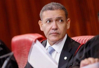 André Janones administra o canal 'Exército de Lula' no WhatsApp -  (crédito: Kayo Magalhães/Câmara dos Deputados) -André Janones administra o canal 'Exército de Lula' no WhatsApp -  (crédito: Kayo Magalhães/Câmara dos Deputados)