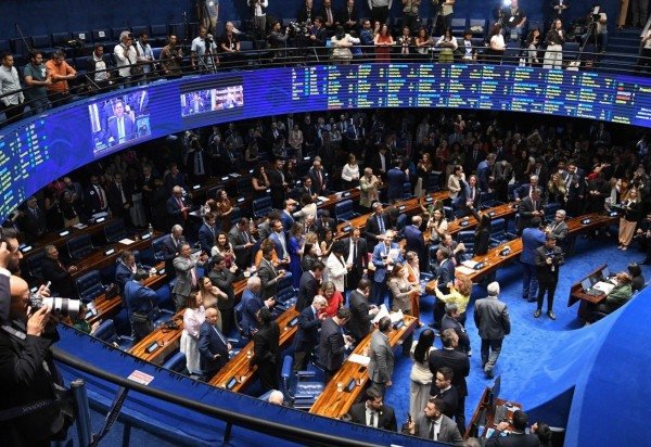 Senadores em plen&aacute;rio ap&oacute;s a aprova&ccedil;&atilde;o da PEC que extingue a escala 6x1 e garante dois dias de repouso semanal -  (crédito: Jonas Pereira/Ag&ecirc;ncia Senado)