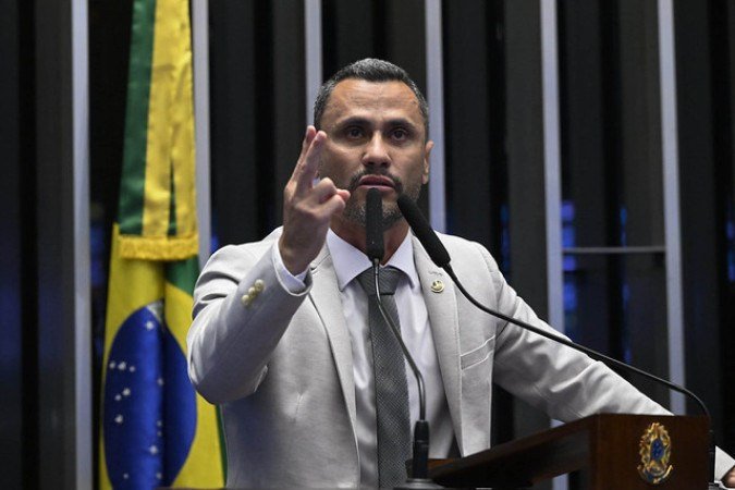 Parlamentar foi liberado com a orientação de repouso após a realização de exames
- (crédito: Carlos Moura/Agência Senado) Parlamentar foi liberado com a orientação de repouso após a realização de exames
- (crédito: Carlos Moura/Agência Senado)