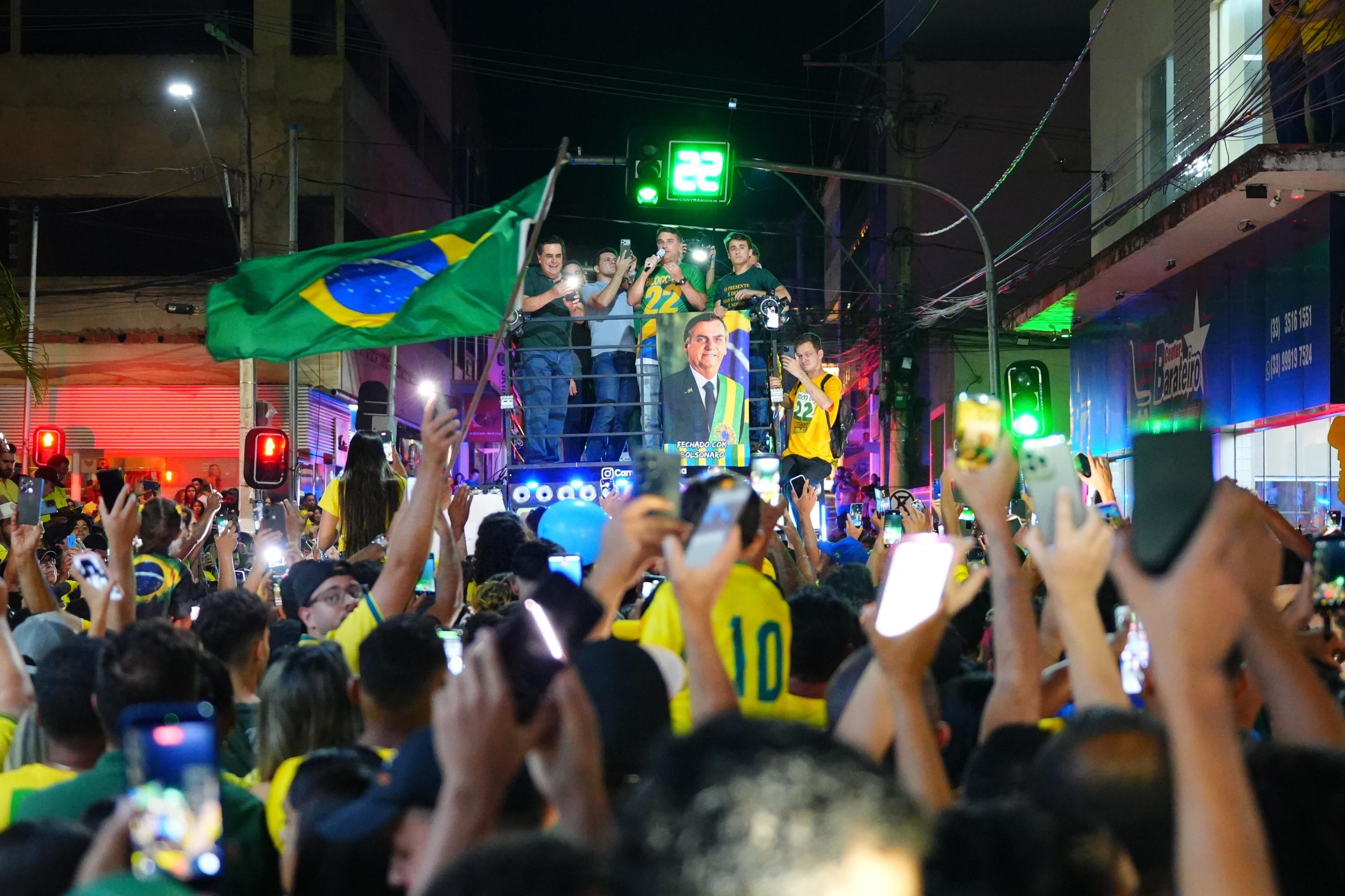Em Minas Gerais, Flávio promete dar continuidade ao projeto do pai