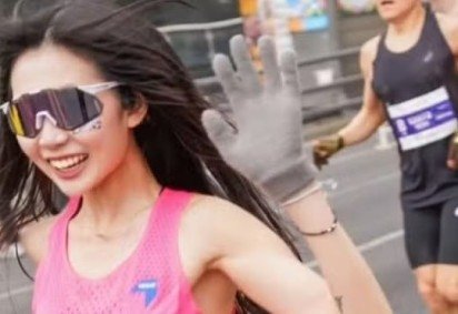 Influenciadora Yoo Ji-won sorri enquanto participa da meia-maratona Seoul Race: morte ap&oacute;s passar mal -  (crédito: X/Reprodu&ccedil;&atilde;o)