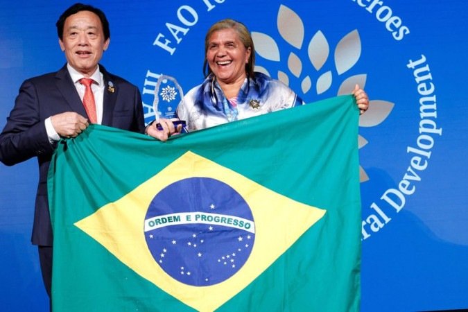 Joana Rodrigues Mousinho, do Brasil, é premiada pelo Diretor Geral da FAO, QU Dongyu 