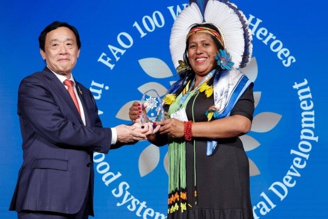 Luena Pataxo, do Brasil, é premiada pelo Diretor Geral da FAO, QU Dongyu