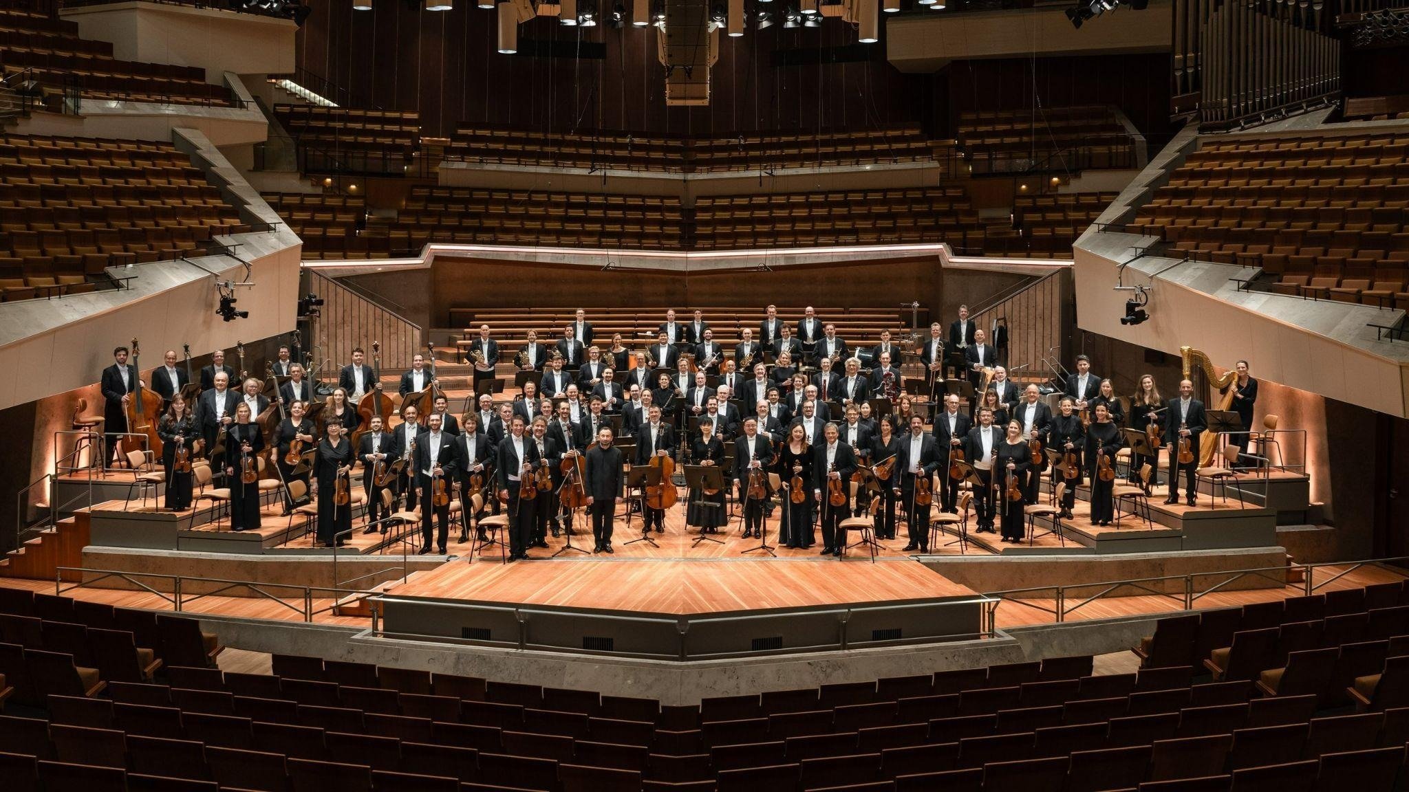 A Filarmônica de Berlim em registro no palco de um renomado auditório, antes de sua aguardada série de concertos na Sala São Paulo - (crédito: Stephan Rabold) A Filarmônica de Berlim em registro no palco de um renomado auditório, antes de sua aguardada série de concertos na Sala São Paulo - (crédito: Stephan Rabold)