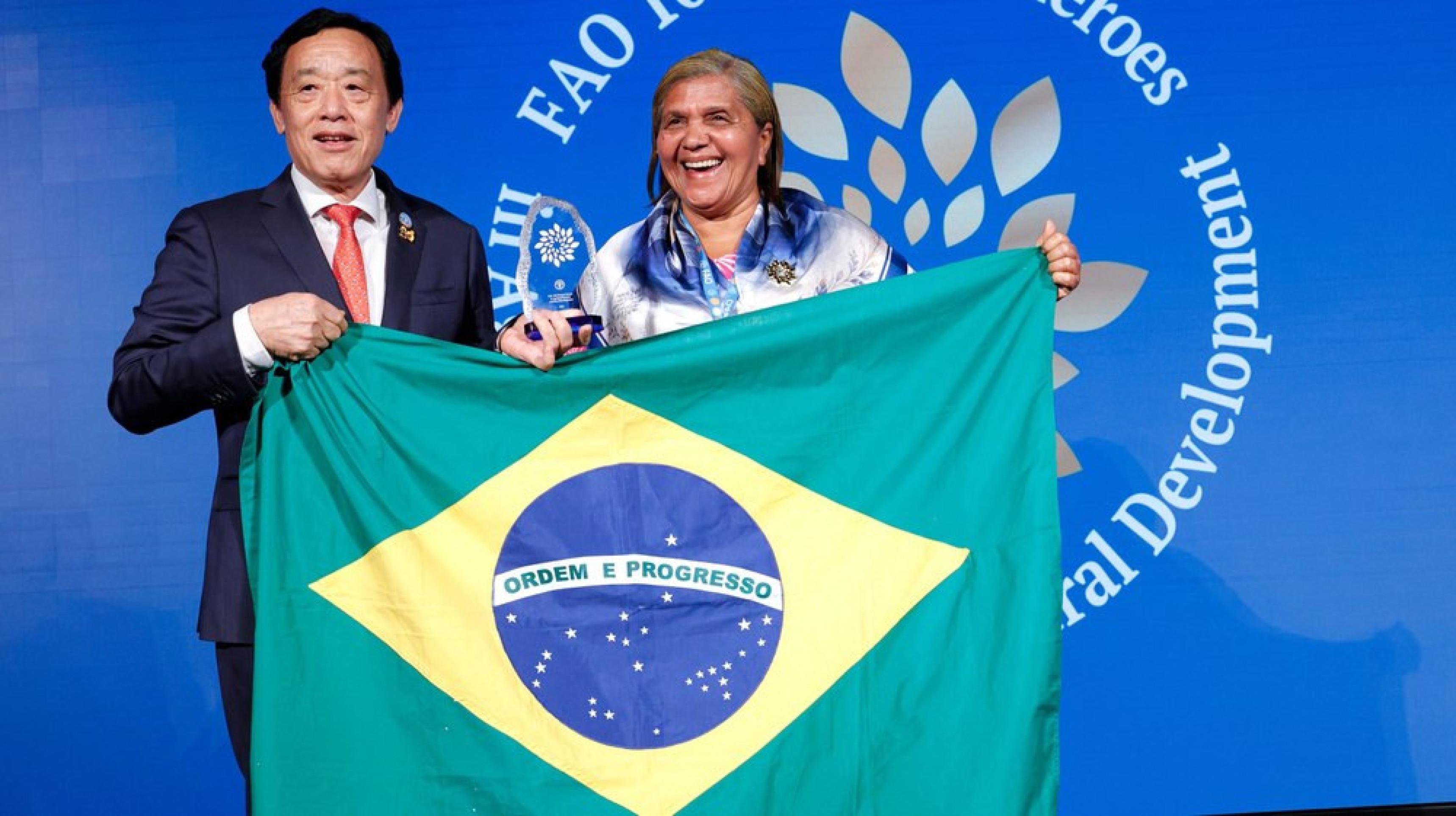 Joana Rodrigues Mousinho, do Brasil, &eacute; premiada pelo Diretor Geral da FAO, QU Dongyu 