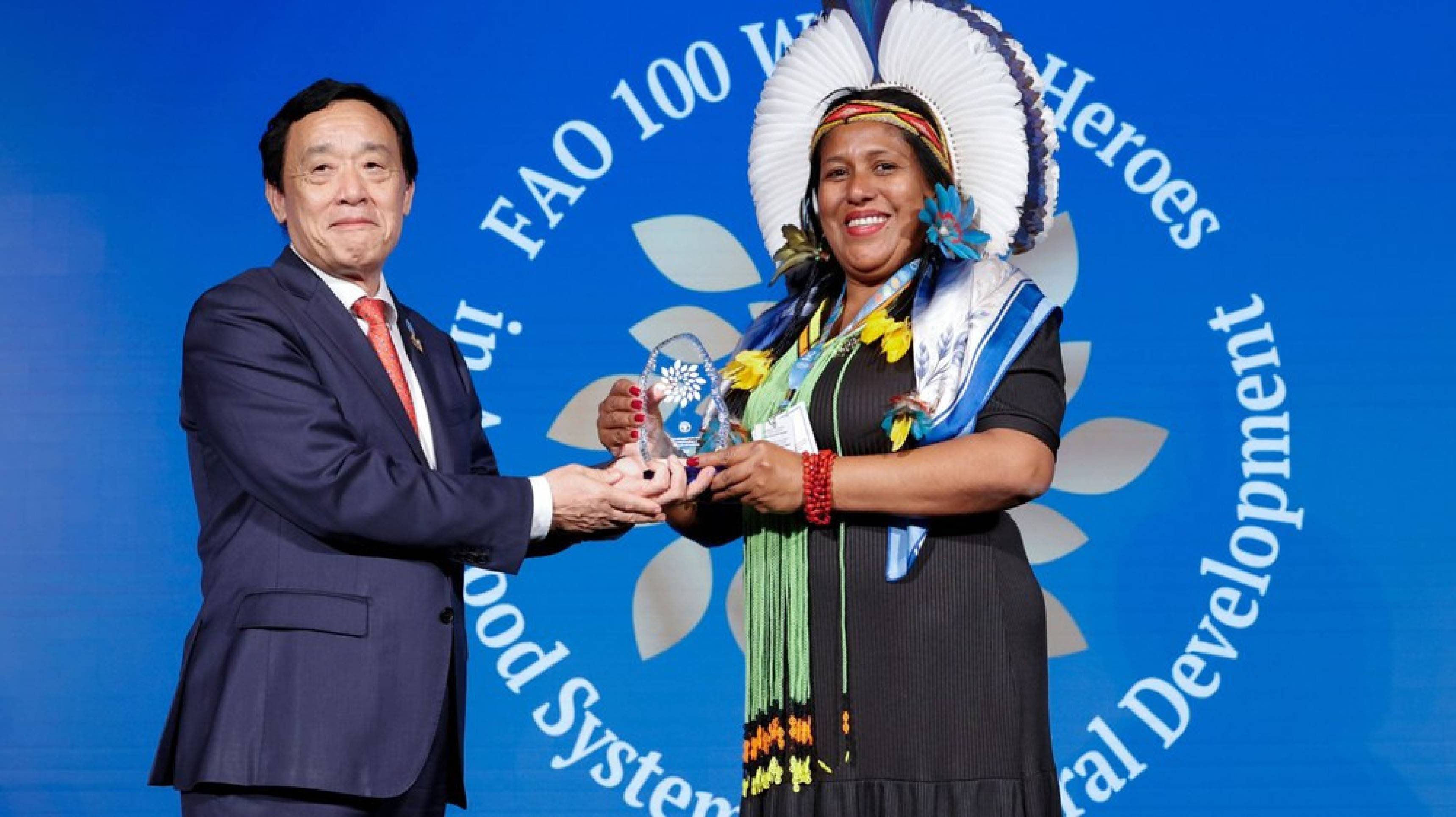 Luena Pataxo, do Brasil, &eacute; premiada pelo Diretor Geral da FAO, QU Dongyu