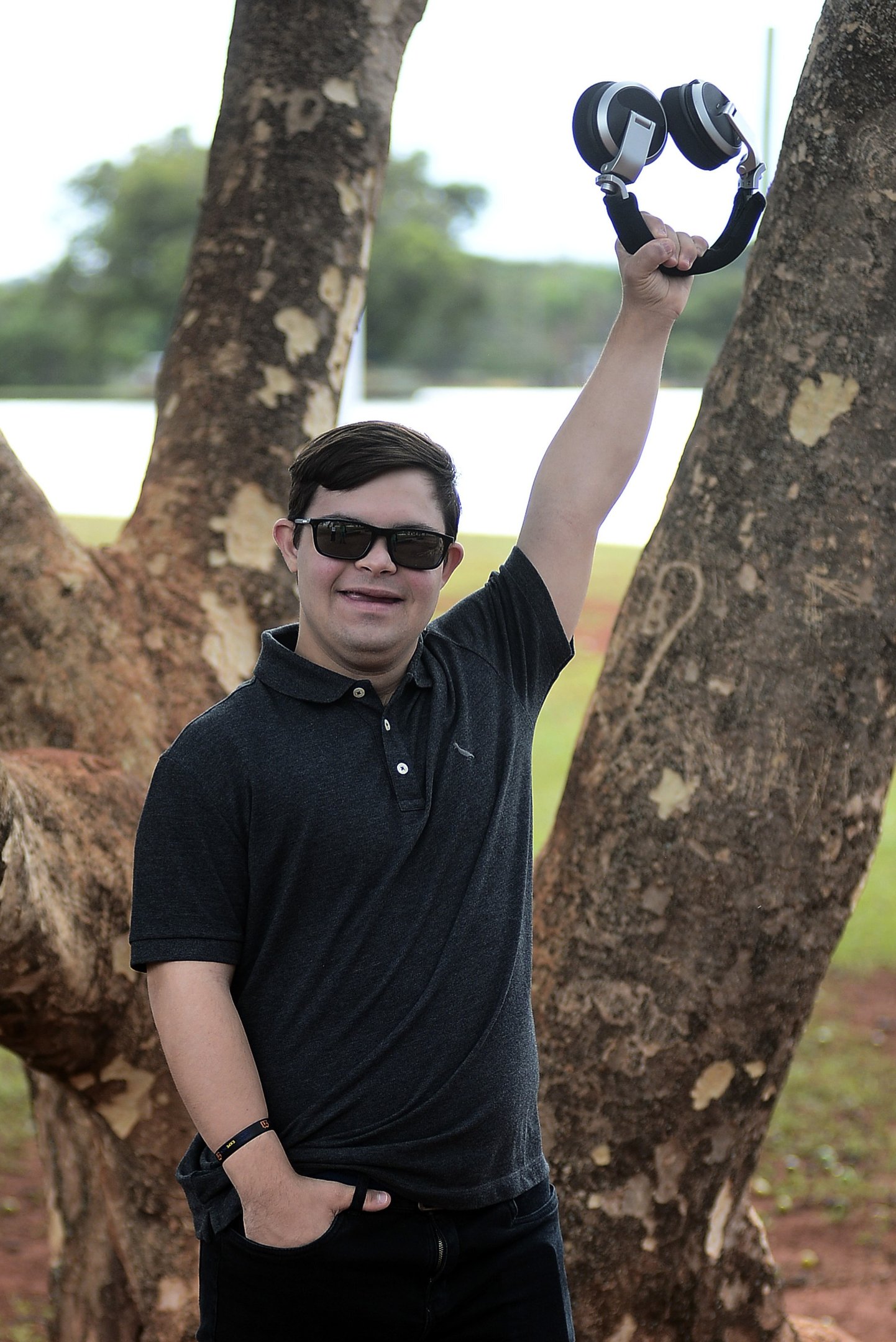 Conheça Dudu Atiê, o DJ que agita as baladas com as batidas da inclusão