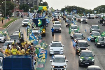 Chamada de megacarreata, além de carros e motocicletas, a manifestação também reuniu trios elétricos, caminhões, vans, e até lanchas e jet-skis, que se encontraram aos demais apoiadores na altura da Ponte JK -  (crédito: Minervino Júnior/CB D.A Press)