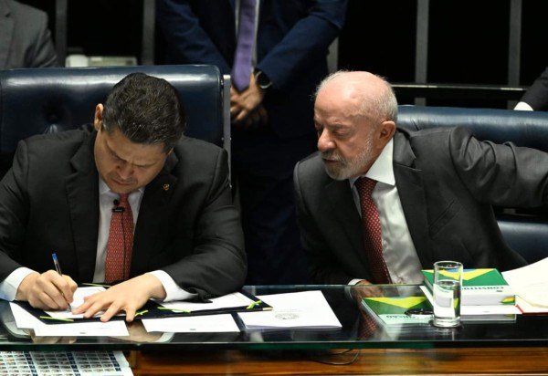 Alcolumbre e Lula na promulgação do fim da 6 x 1 -  (crédito: Carlos Vieira/CB/D.A Press)