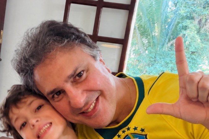 O ex-ministro da Educação postou conteúdos, ao lado da família, com símbolos do país para somar forças ao movimento