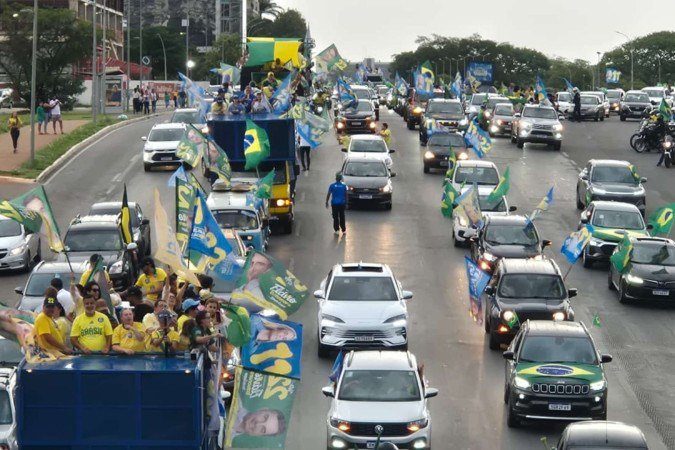 Chamada de megacarreata, além de carros e motocicletas, a manifestação também reuniu trios elétricos, caminhões, vans, e até lanchas e jet-skis, que se encontraram aos demais apoiadores na altura da Ponte JK - (crédito: Minervino Júnior/CB D.A Press) Chamada de megacarreata, além de carros e motocicletas, a manifestação também reuniu trios elétricos, caminhões, vans, e até lanchas e jet-skis, que se encontraram aos demais apoiadores na altura da Ponte JK - (crédito: Minervino Júnior/CB D.A Press)
