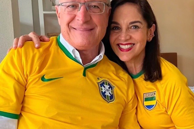 O vice-presidente, ao lado da segunda-dama, integrou a ação coletiva que incentivou a substituição do vermelho pelas cores verde e amarela 