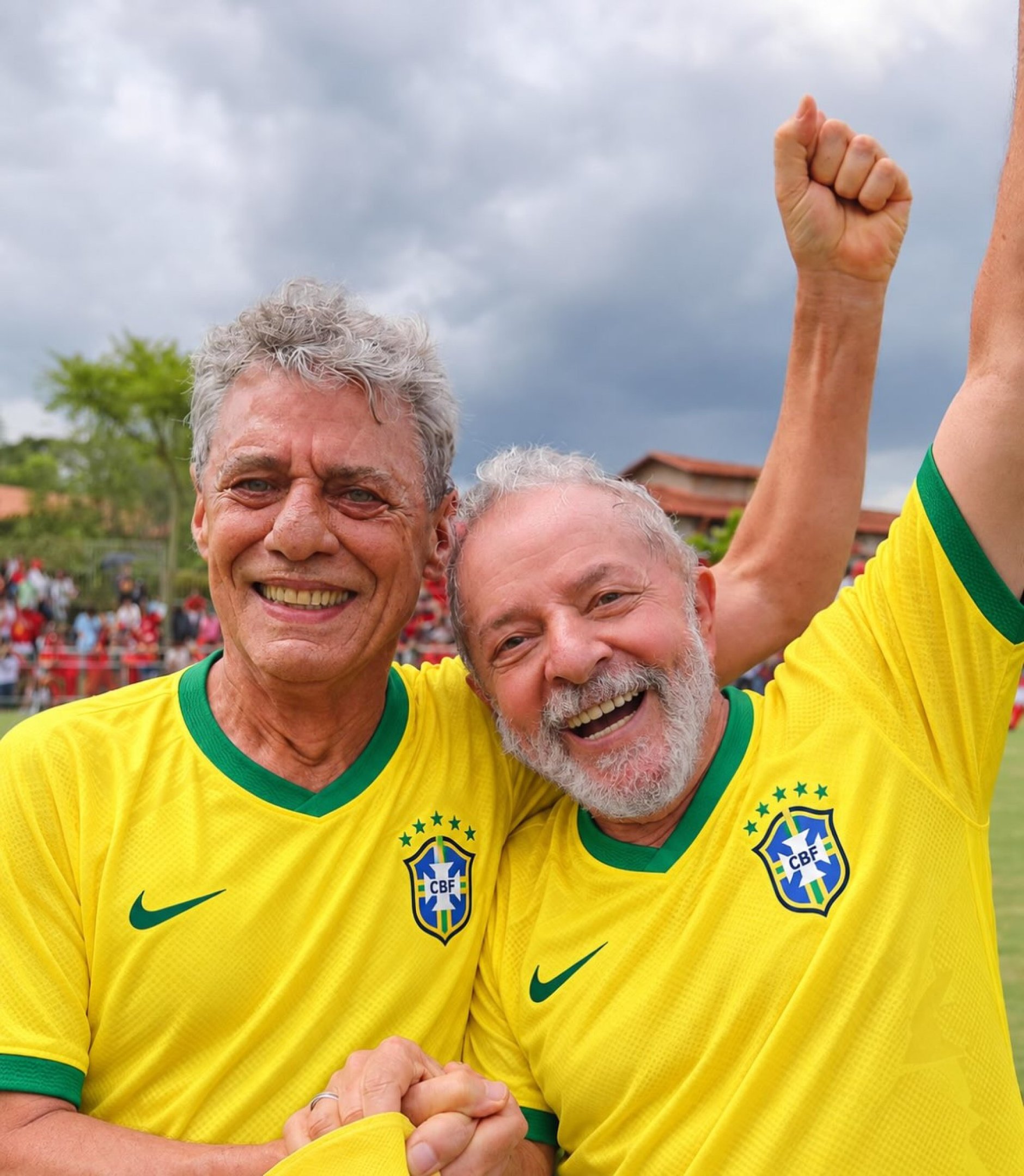 Em foto ao lado de Lula, Chico Buarque aderiu &agrave; corrente cultural que busca reconectar a classe art&iacute;stica &agrave;s cores da bandeira