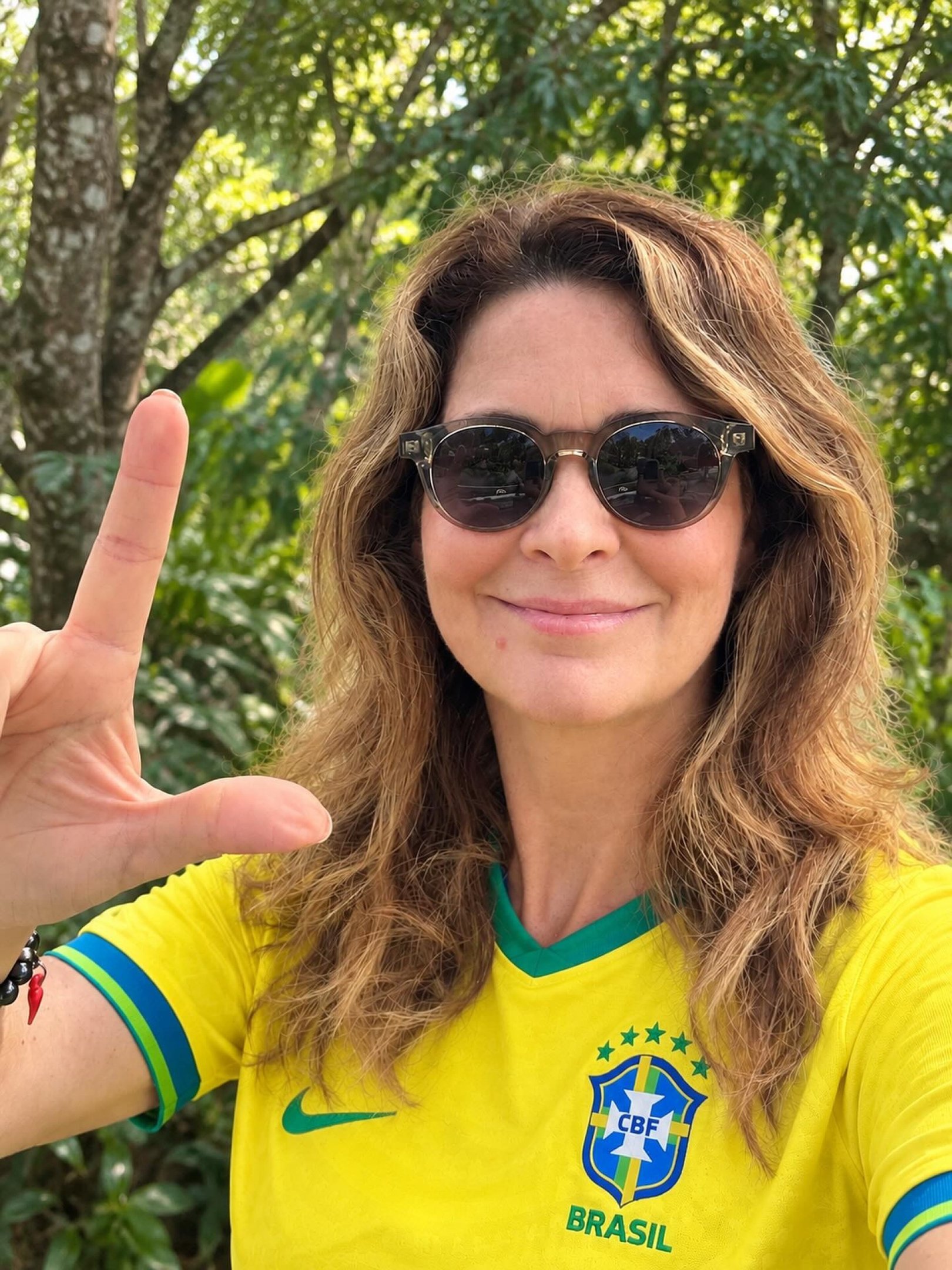 A atriz Cl&aacute;udia Abreu integrou o grupo de artistas que publicaram conte&uacute;dos verde-amarelos 