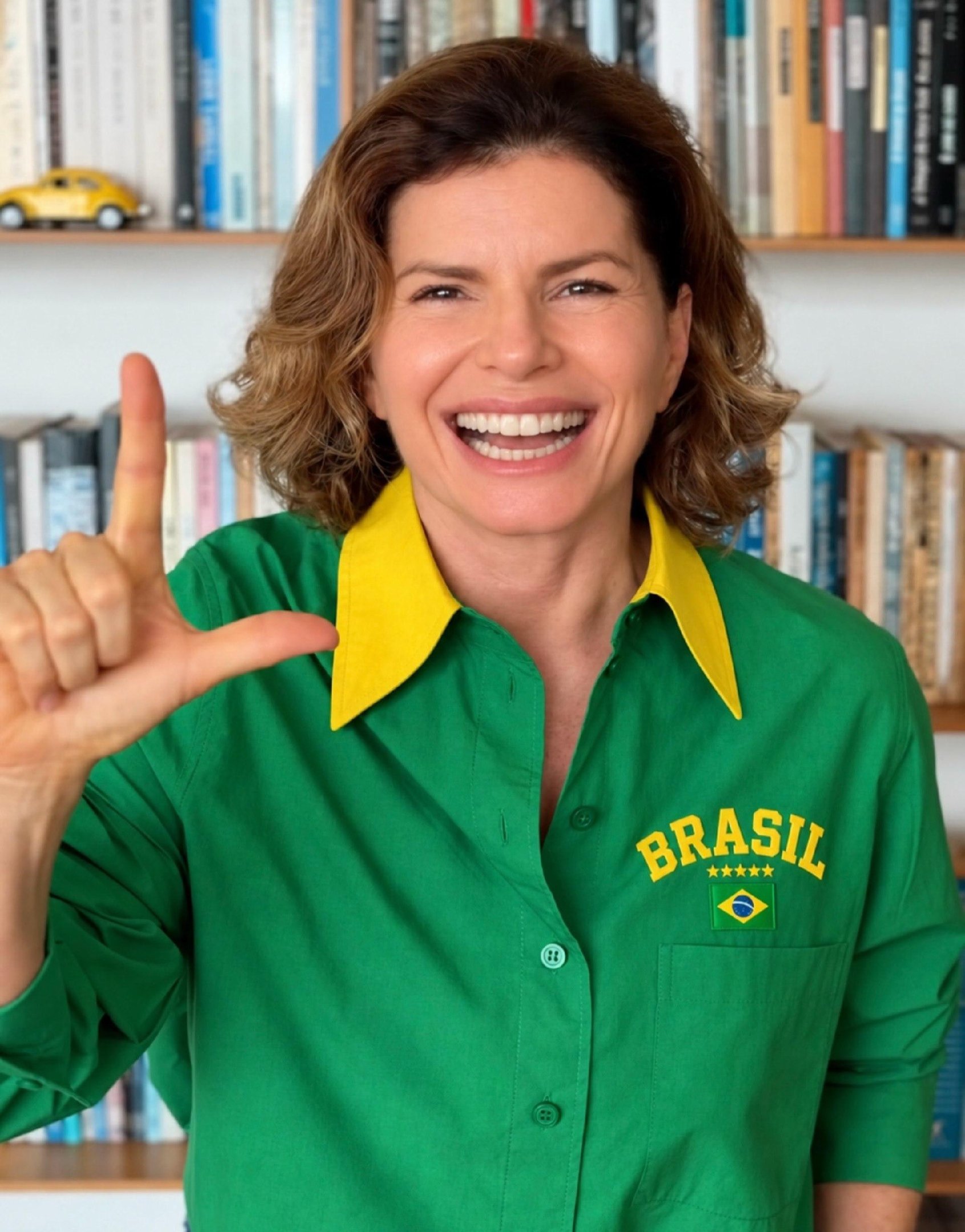 A eterna 'Bete Balan&ccedil;o', D&eacute;bora Bloch, aderiu ao protesto virtual contra a exclusividade da oposi&ccedil;&atilde;o sobre a bandeira do Brasil