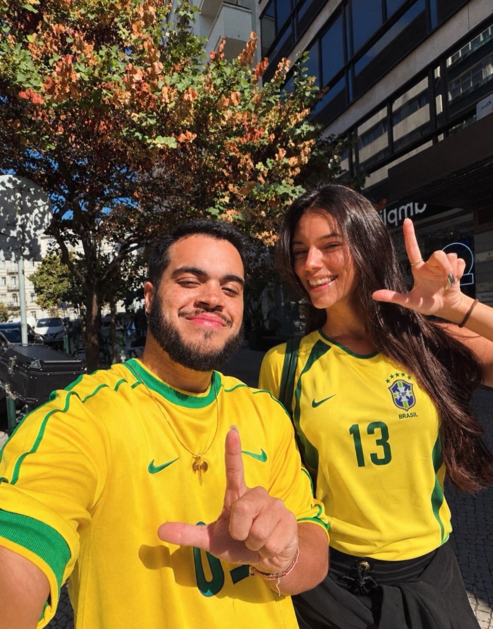 O m&uacute;sico do grupo Gilsons e a atriz e ex-BBB compartilharam a mesma fotografia em seus perfis para refor&ccedil;ar a a&ccedil;&atilde;o conjunta